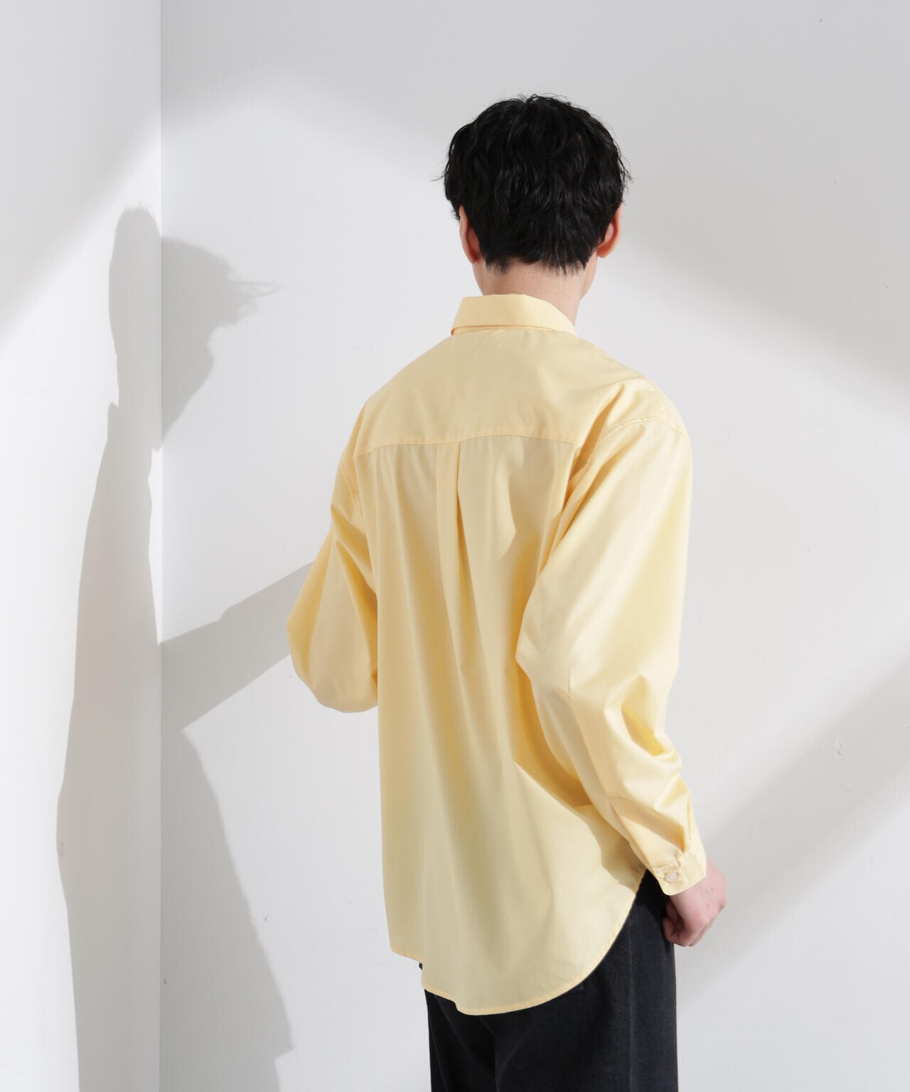 「NJ/CLUB」ロゴ刺繍リラックスレギュラーカラーシャツ