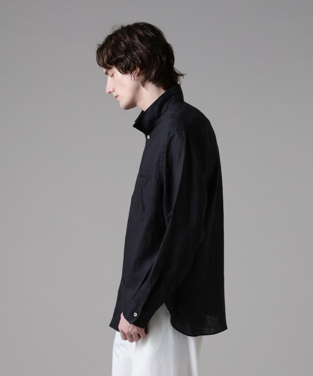 「ASSEMBLANC」エンブロイダリーハイネックシャツ