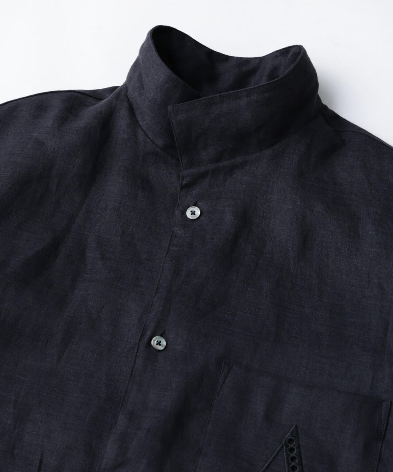 「ASSEMBLANC」エンブロイダリーハイネックシャツ