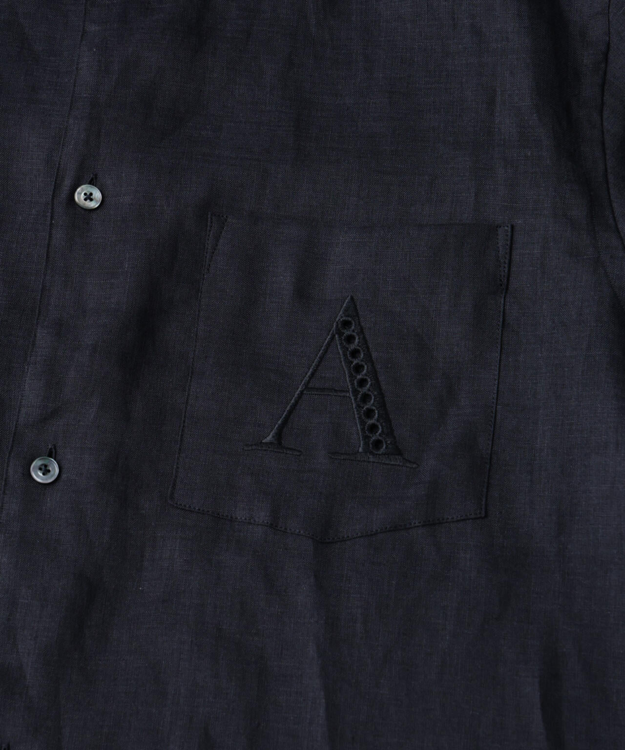 「ASSEMBLANC」エンブロイダリーハイネックシャツ