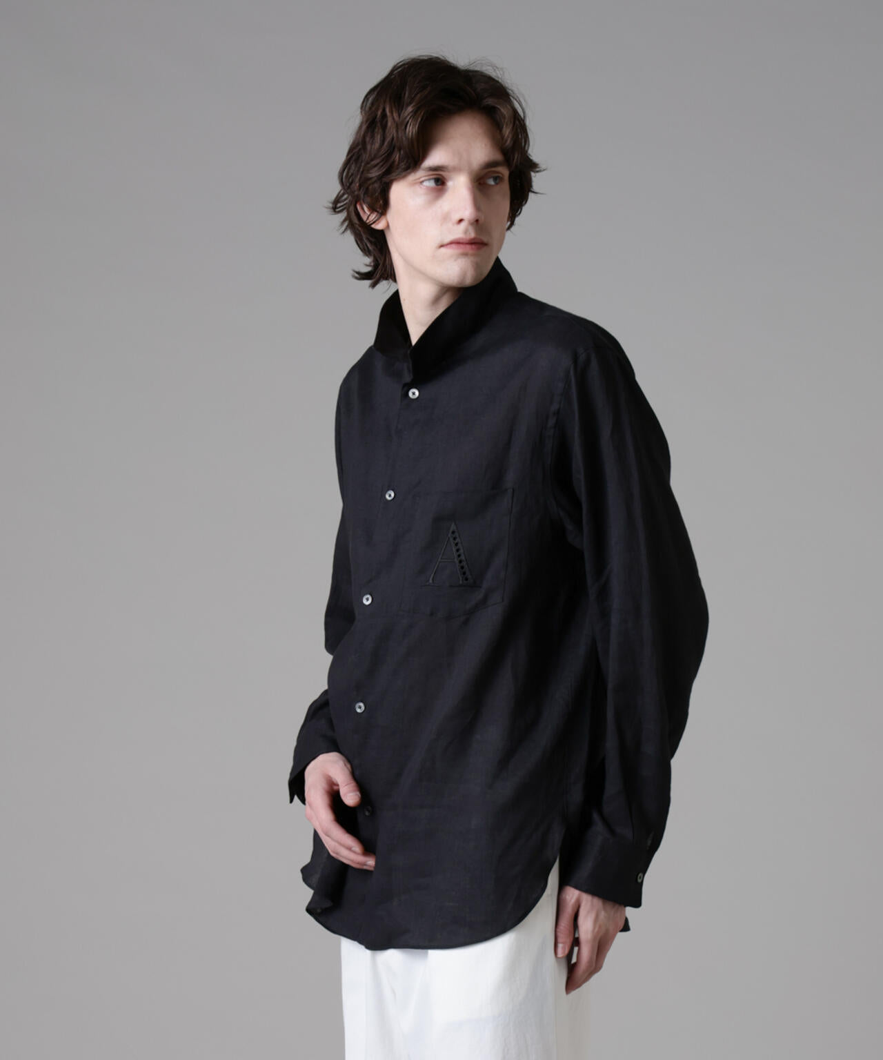 「ASSEMBLANC」エンブロイダリーハイネックシャツ