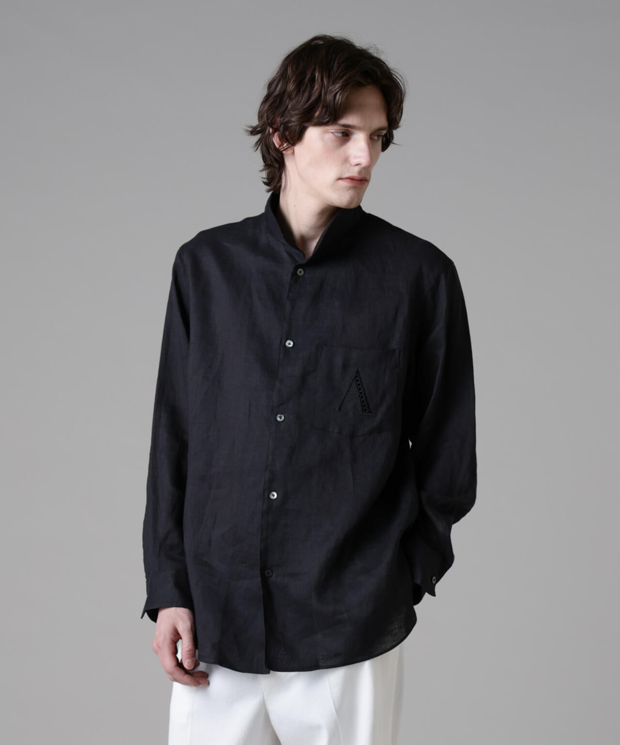 「ASSEMBLANC」エンブロイダリーハイネックシャツ