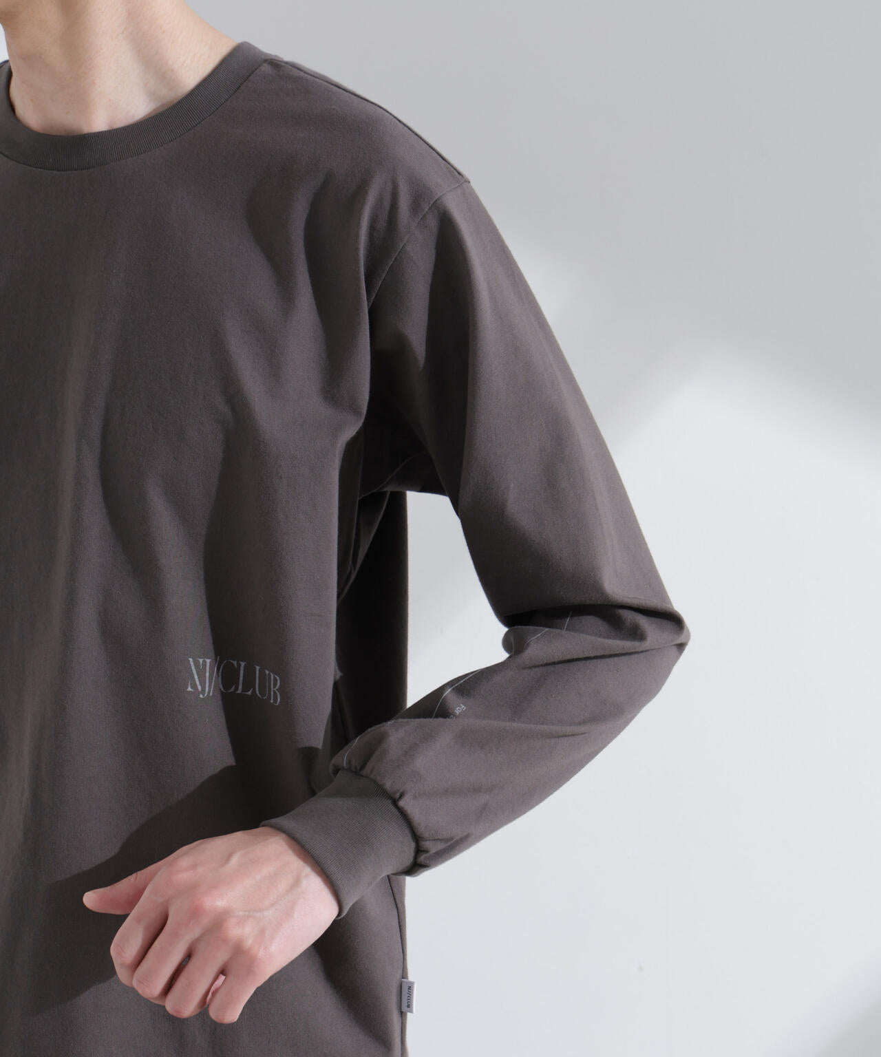 「NJ/CLUB」 ロゴプリントロングスリーブTシャツ