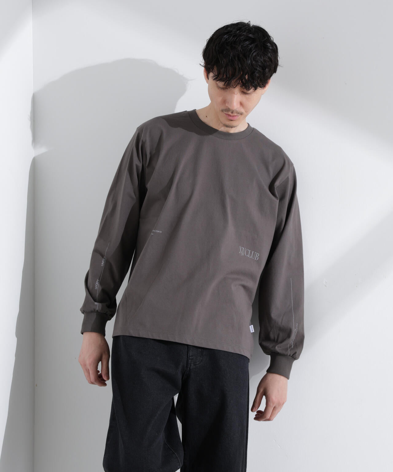 「NJ/CLUB」 ロゴプリントロングスリーブTシャツ