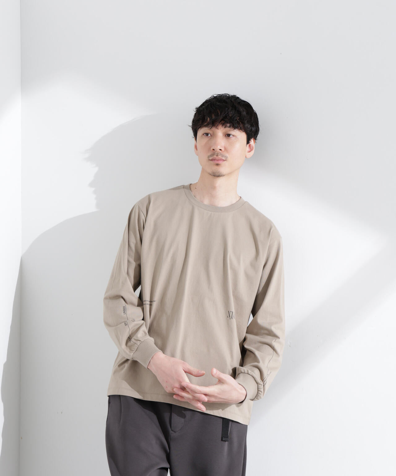 「NJ/CLUB」 ロゴプリントロングスリーブTシャツ