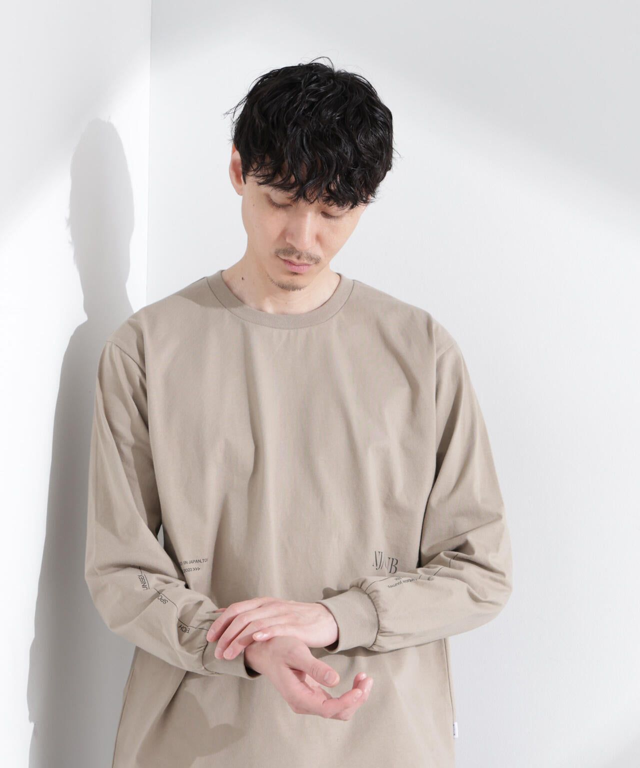 「NJ/CLUB」 ロゴプリントロングスリーブTシャツ