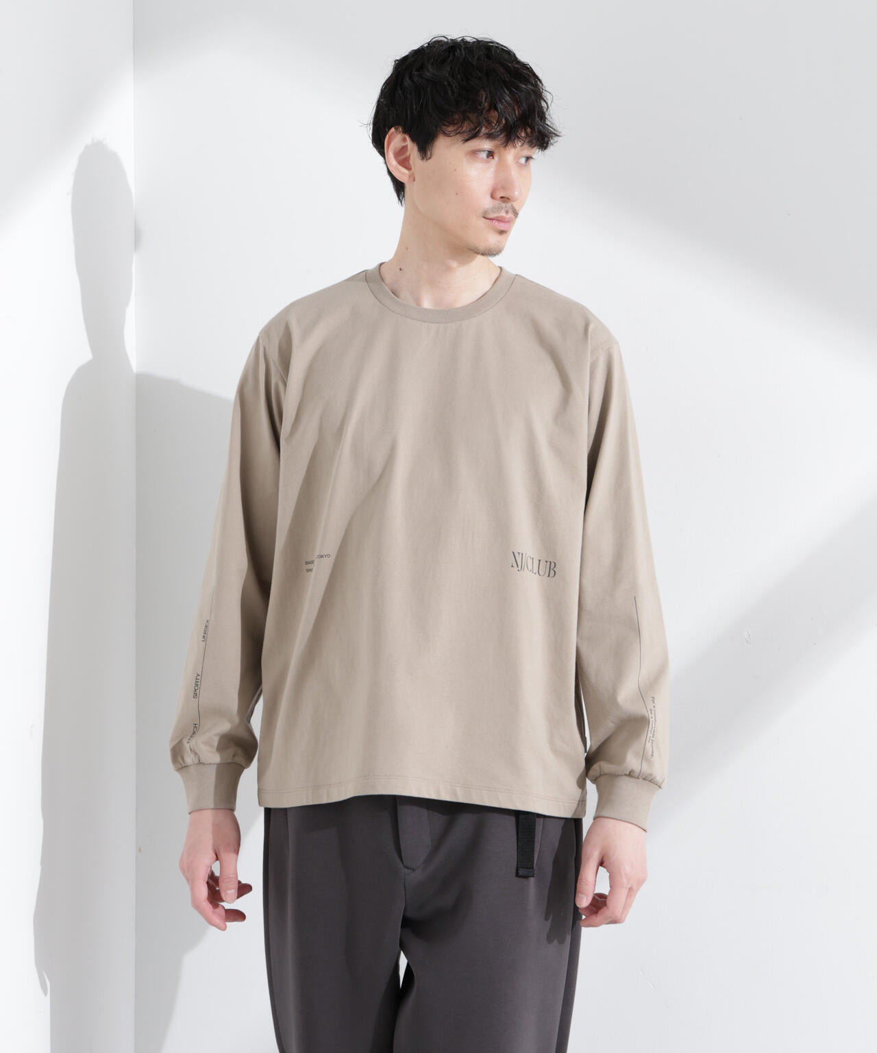 「NJ/CLUB」 ロゴプリントロングスリーブTシャツ