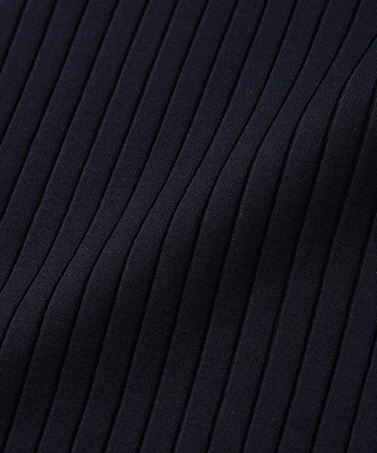 「ASSEMBLANC」ウォッシャブルシルクワイドリブVネックニットTシャツ