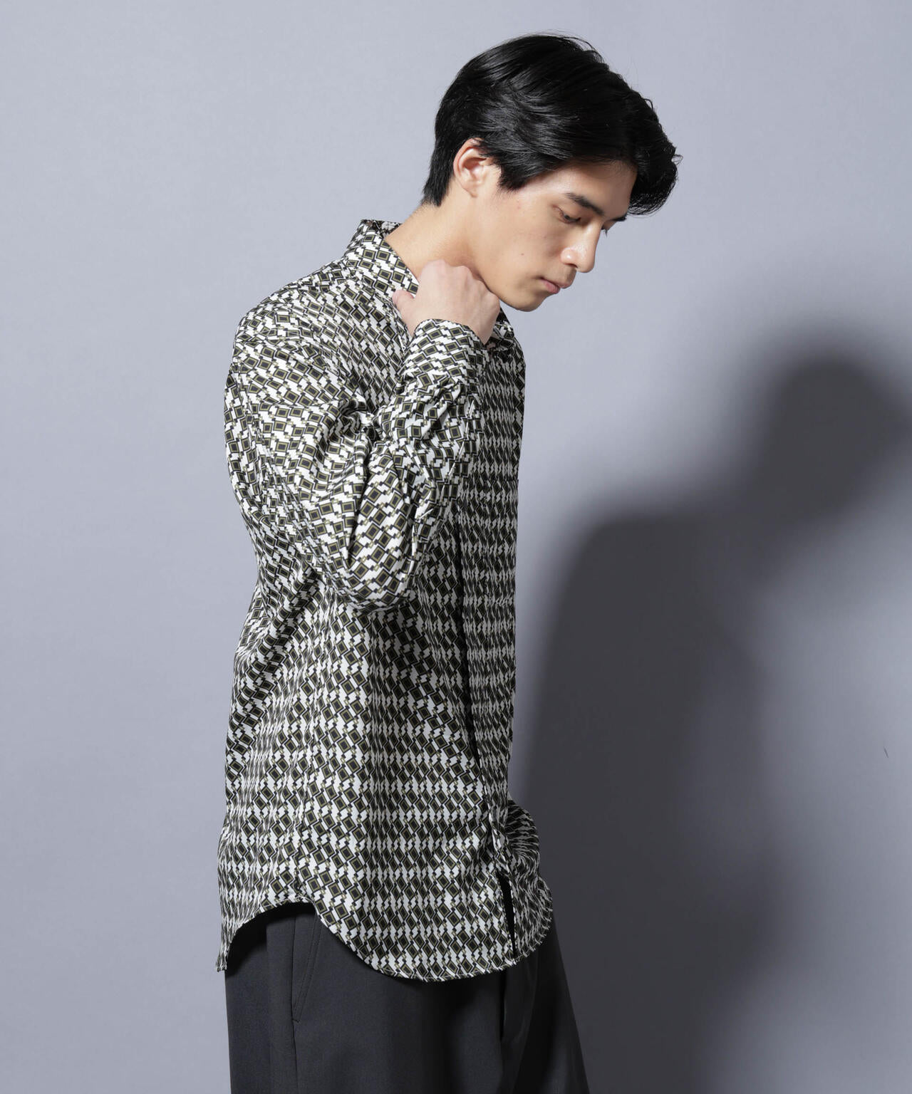「EDITORIAL PRINT」シルキータッチシャツ