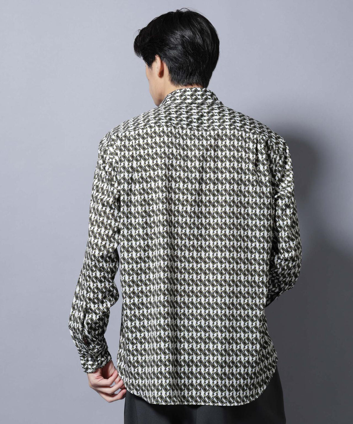 「EDITORIAL PRINT」シルキータッチシャツ