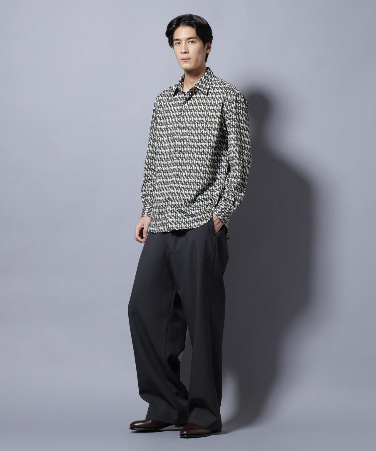 「EDITORIAL PRINT」シルキータッチシャツ