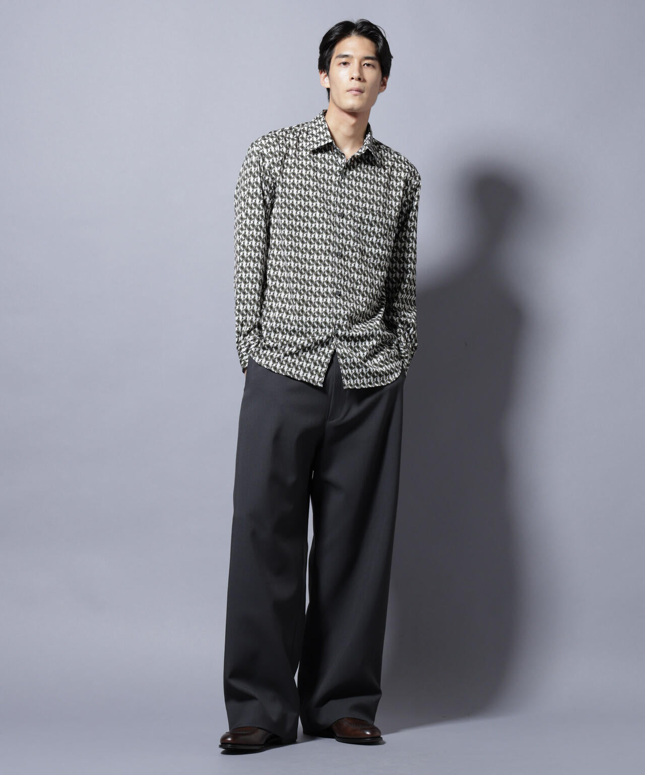 「EDITORIAL PRINT」シルキータッチシャツ