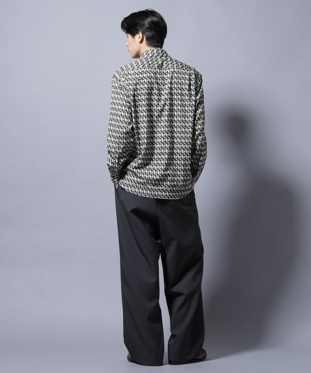 「EDITORIAL PRINT」シルキータッチシャツ