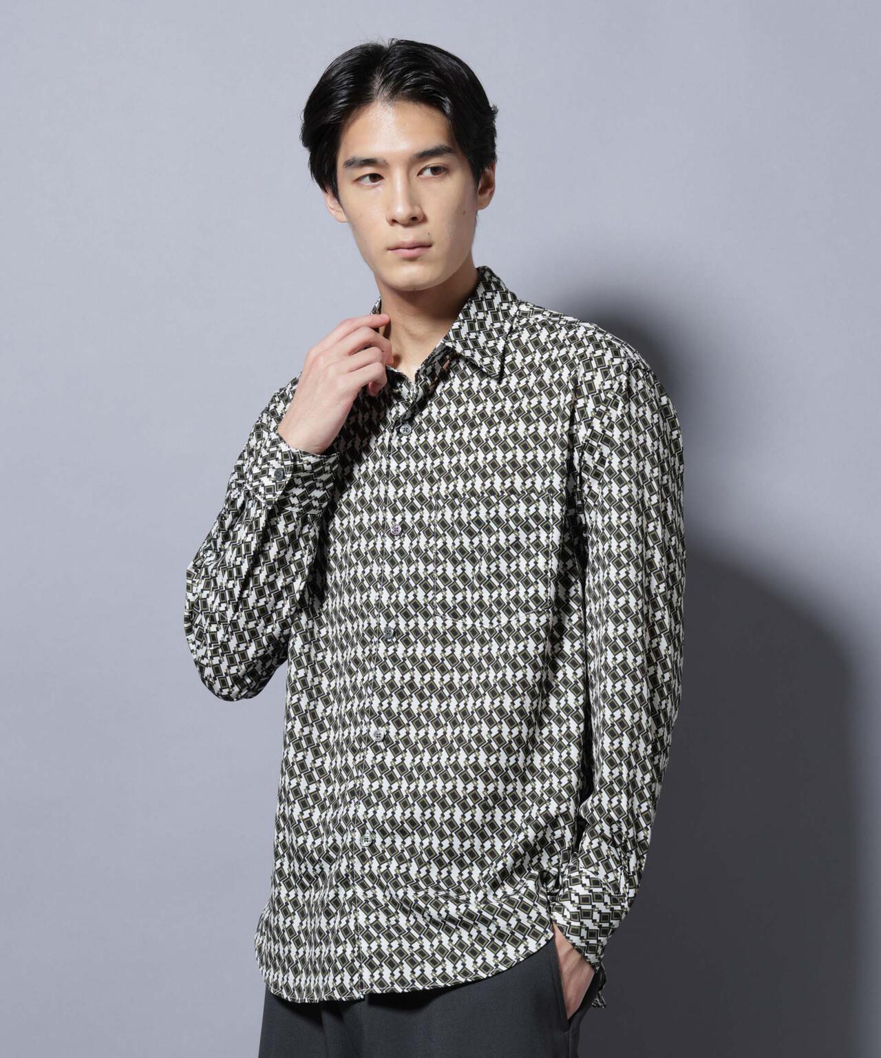 「EDITORIAL PRINT」シルキータッチシャツ