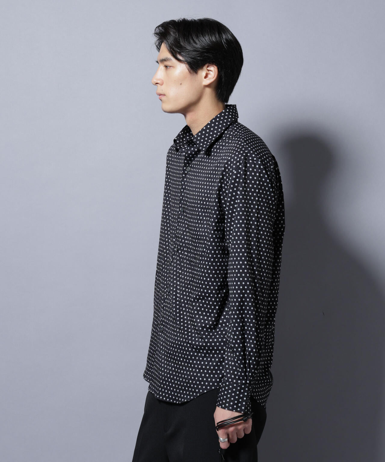 「EDITORIAL PRINT」シルキータッチシャツ
