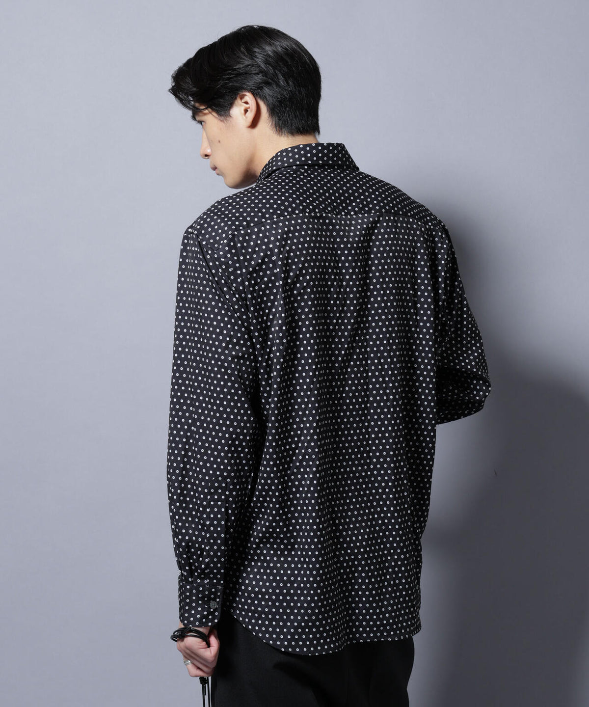 「EDITORIAL PRINT」シルキータッチシャツ