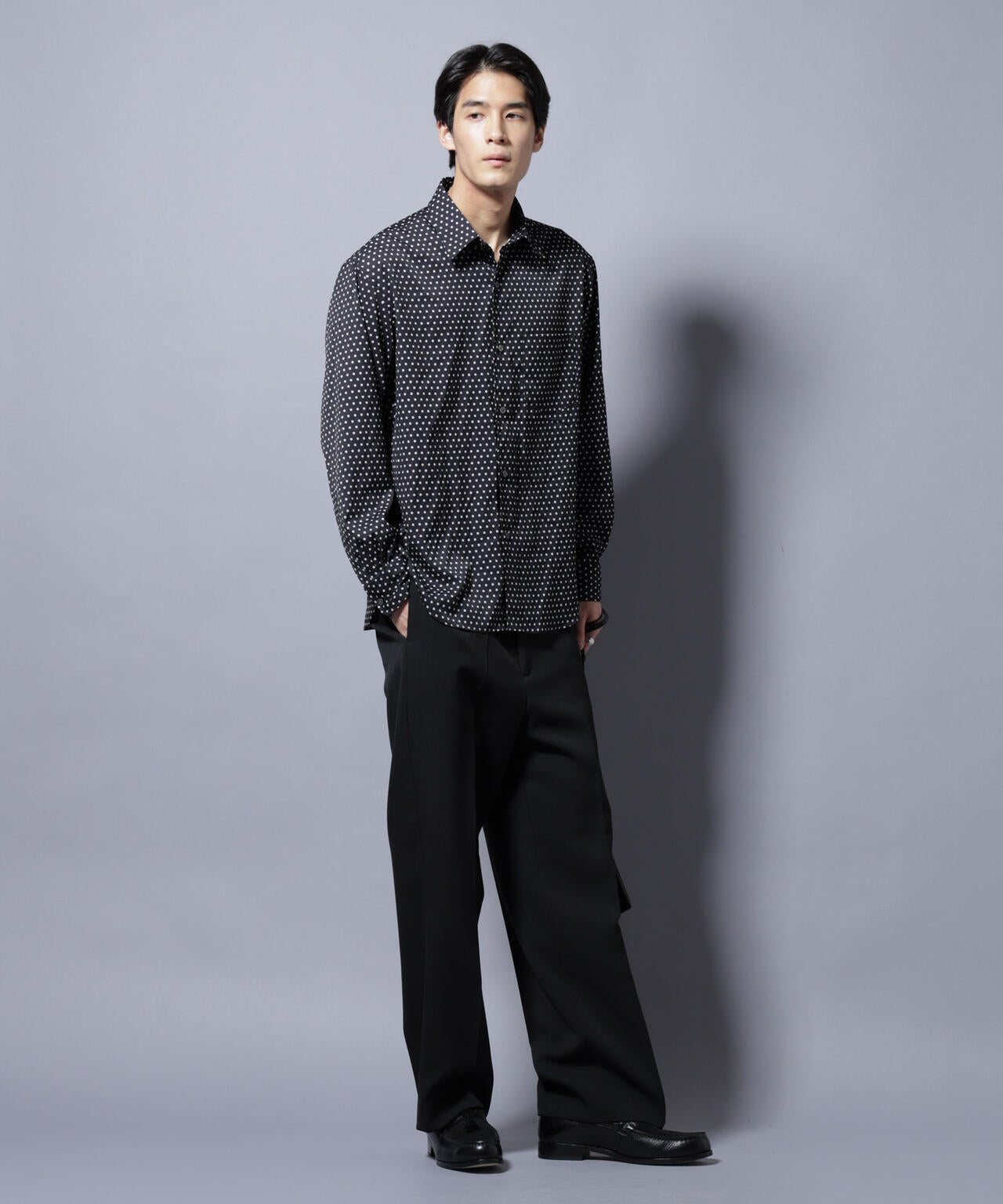 「EDITORIAL PRINT」シルキータッチシャツ