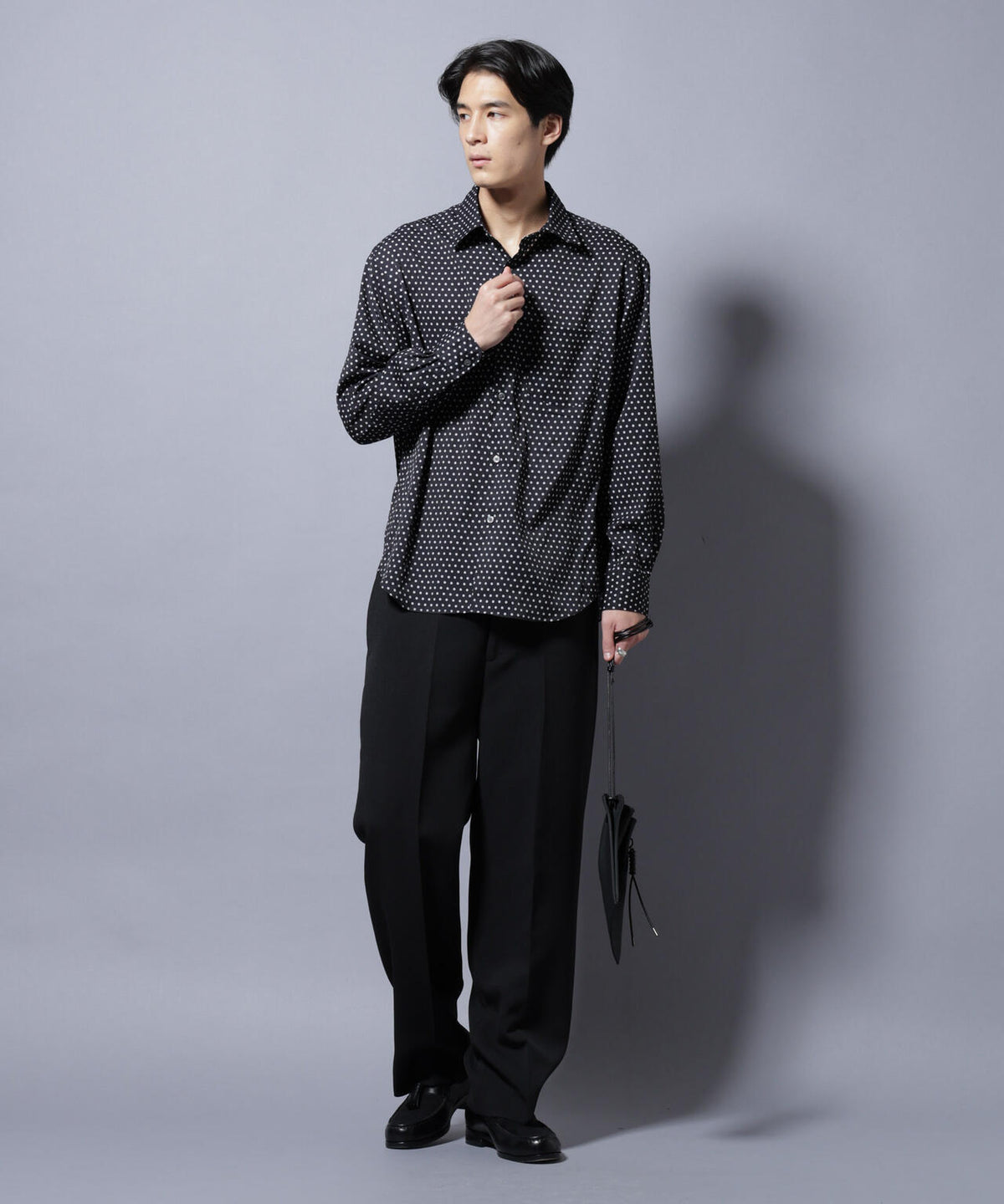 「EDITORIAL PRINT」シルキータッチシャツ