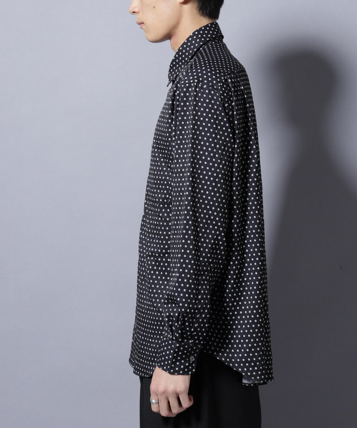 「EDITORIAL PRINT」シルキータッチシャツ
