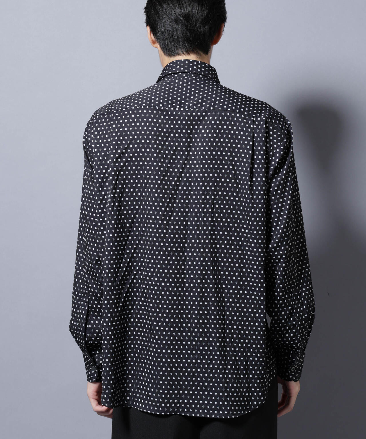 「EDITORIAL PRINT」シルキータッチシャツ