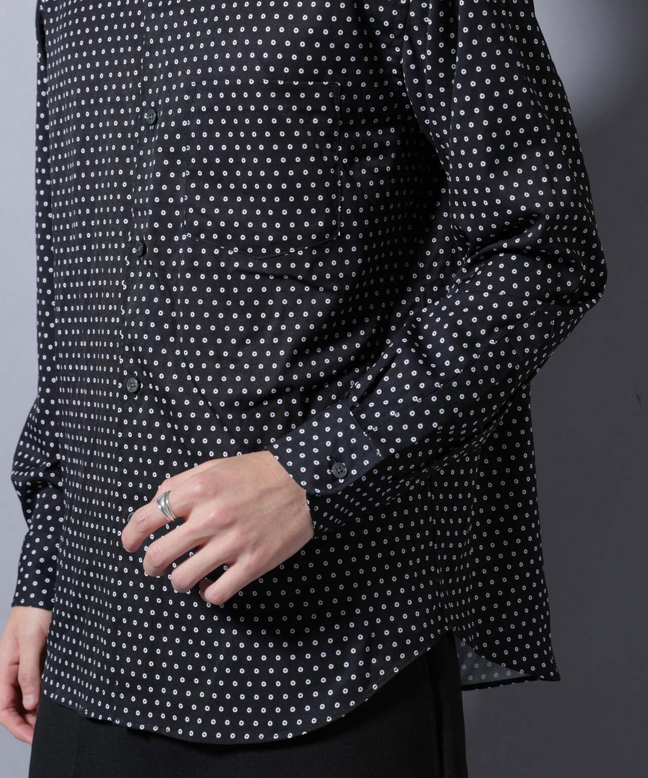 「EDITORIAL PRINT」シルキータッチシャツ