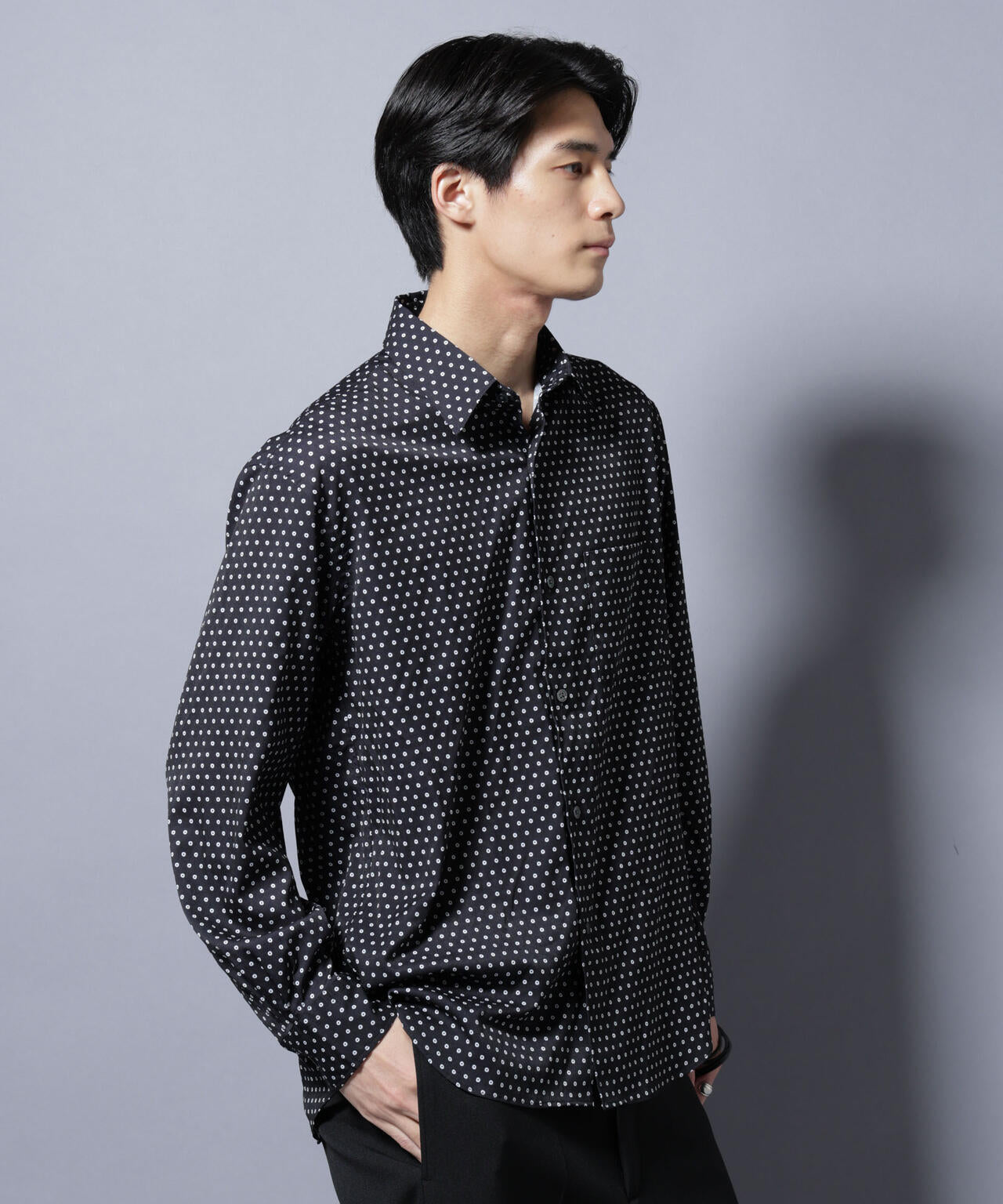 「EDITORIAL PRINT」シルキータッチシャツ