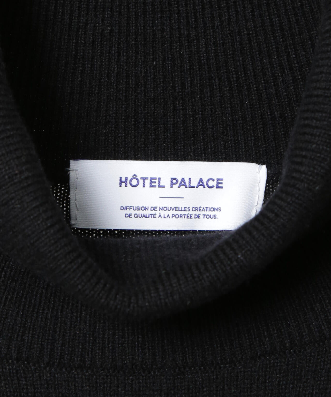 「HOTEL PALACE」 ショルダーデザインステッチタートルネックニット