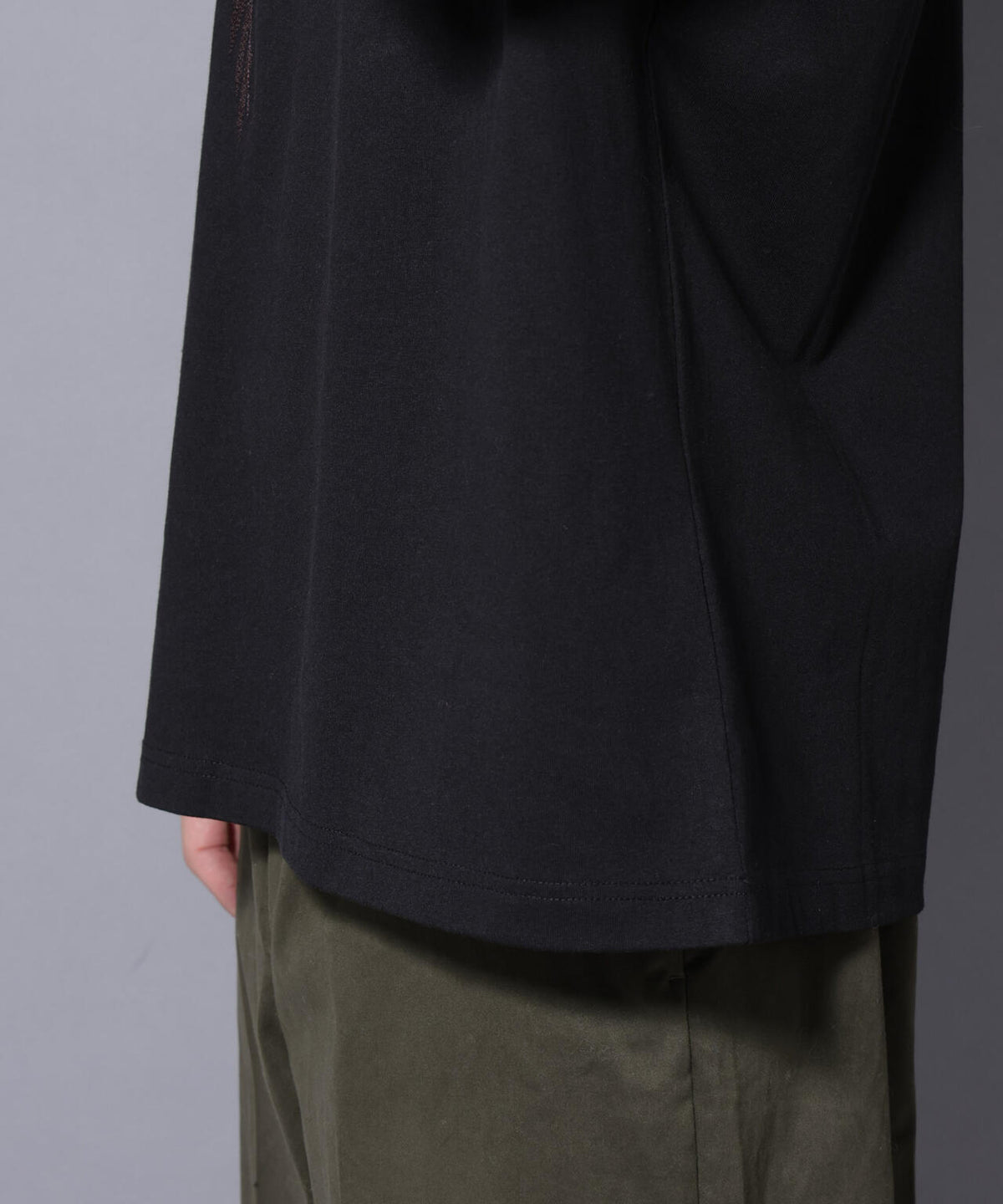フェザー エンブロイダリー ロングスリーブTシャツ