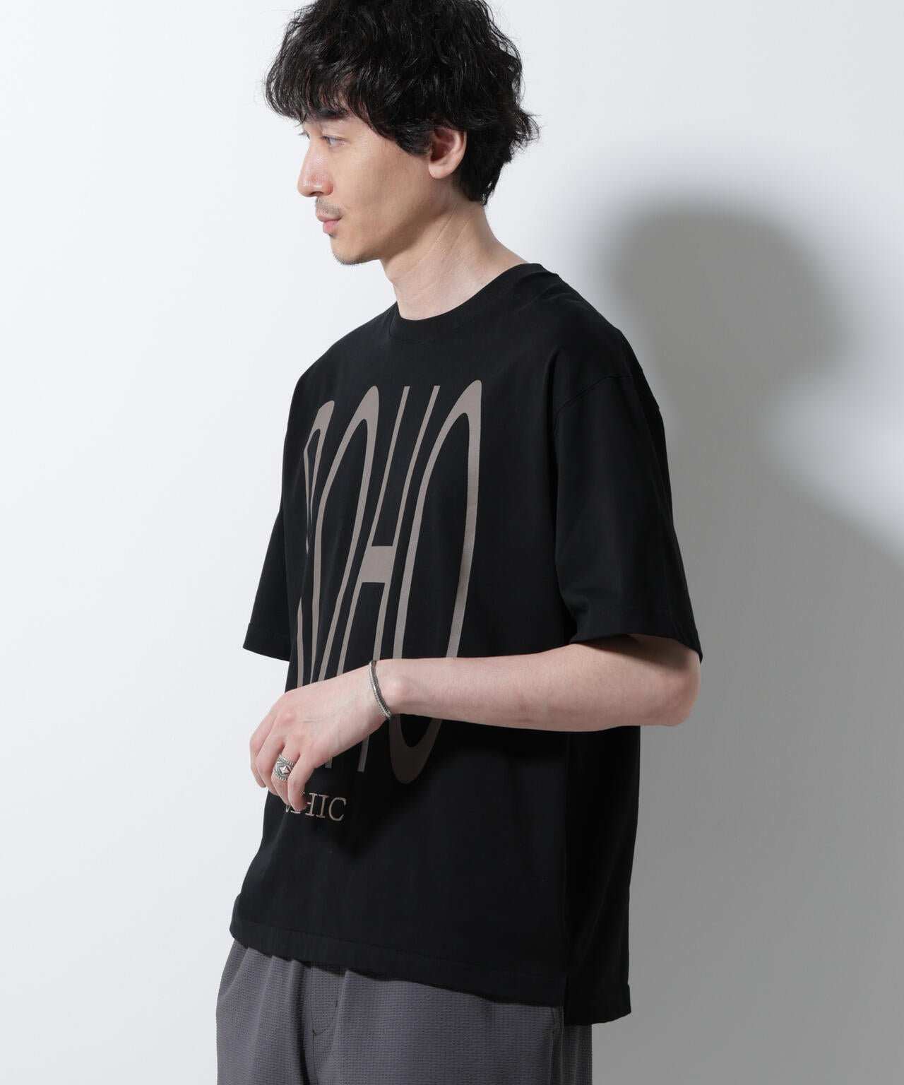 「BOHO CHIC」エディトリアル プリントTシャツ