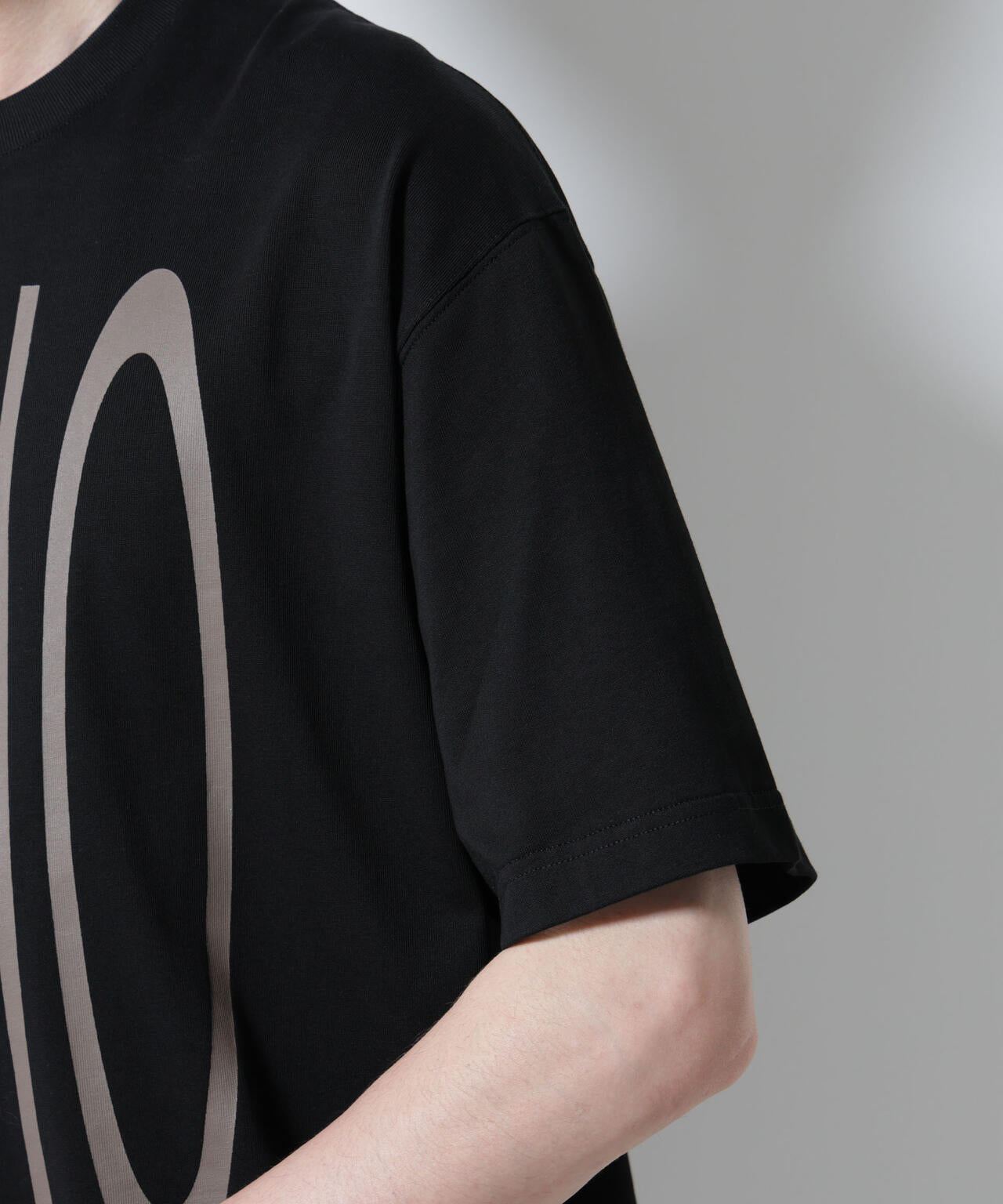 「BOHO CHIC」エディトリアル プリントTシャツ