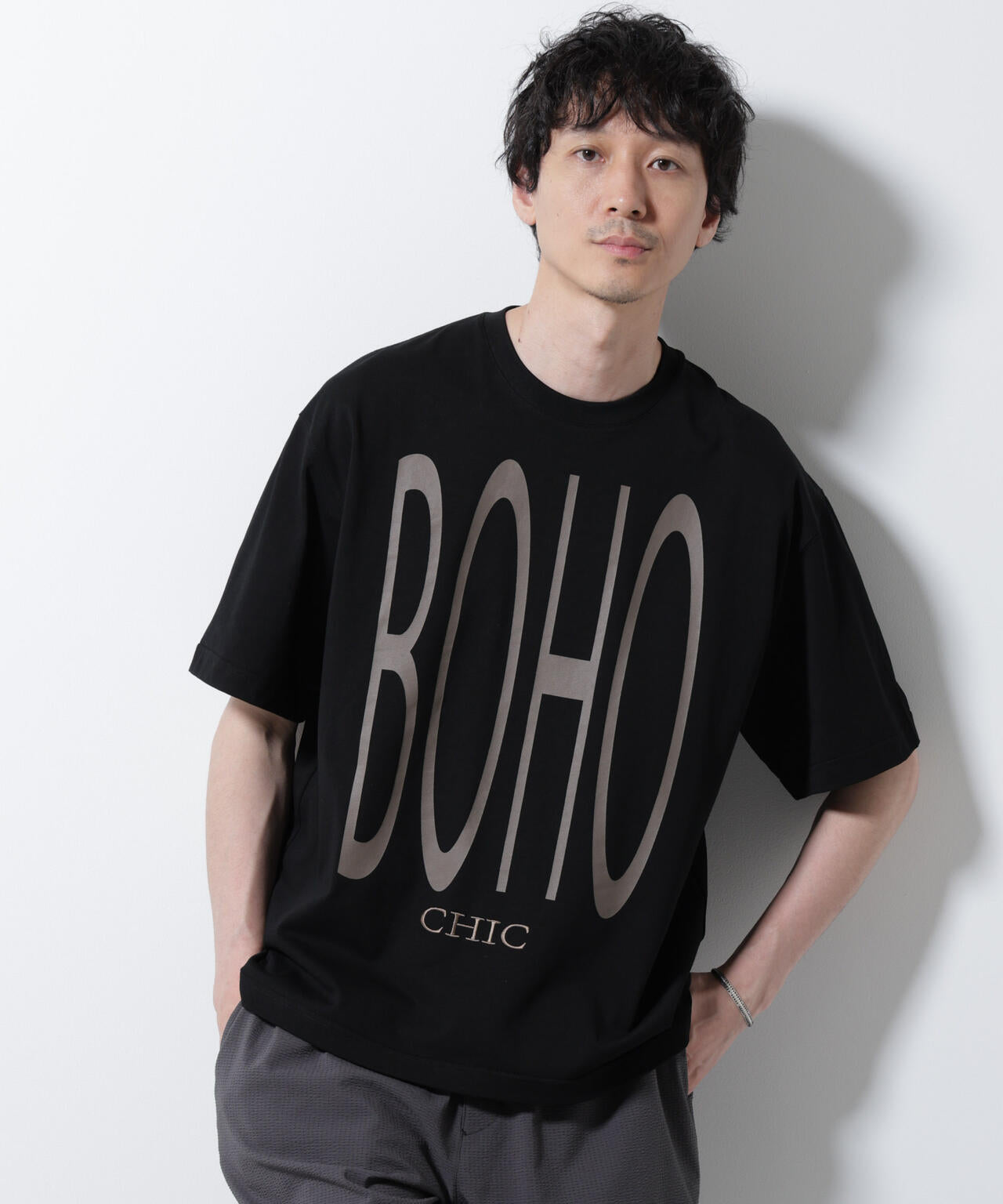 「BOHO CHIC」エディトリアル プリントTシャツ