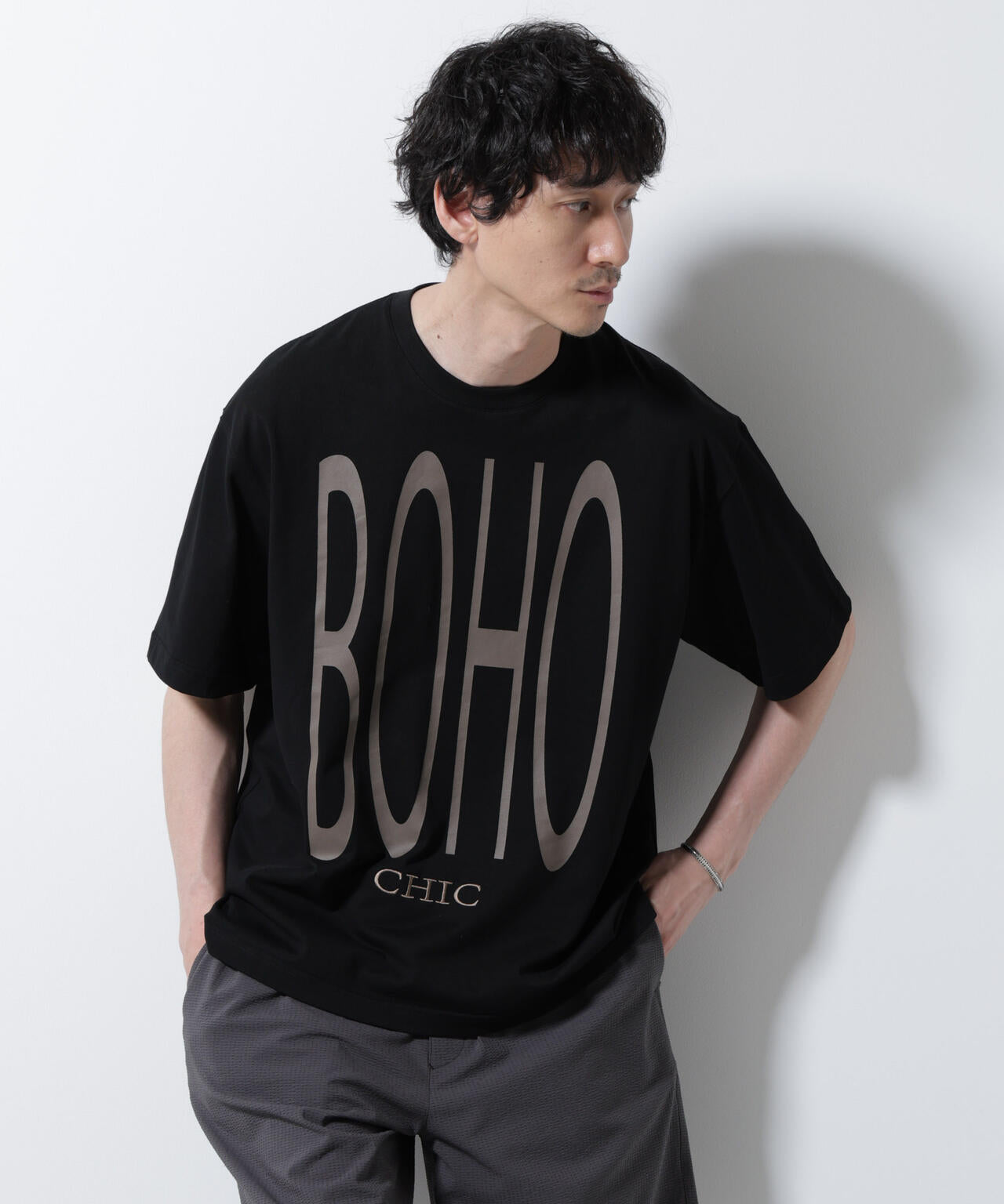 「BOHO CHIC」エディトリアル プリントTシャツ
