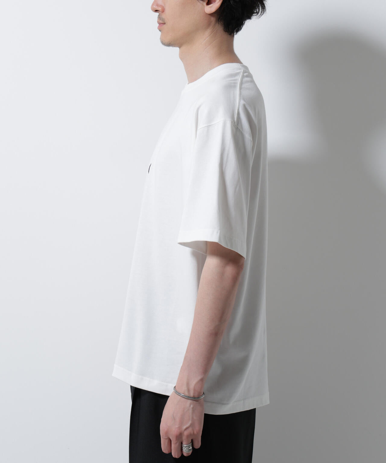 「Art & Craft」エディトリアル 刺繍Tシャツ