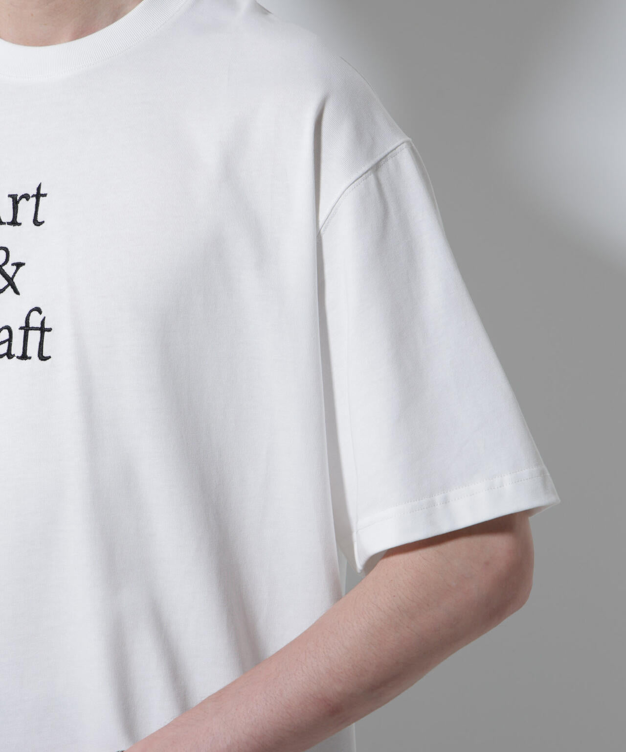 「Art & Craft」エディトリアル 刺繍Tシャツ