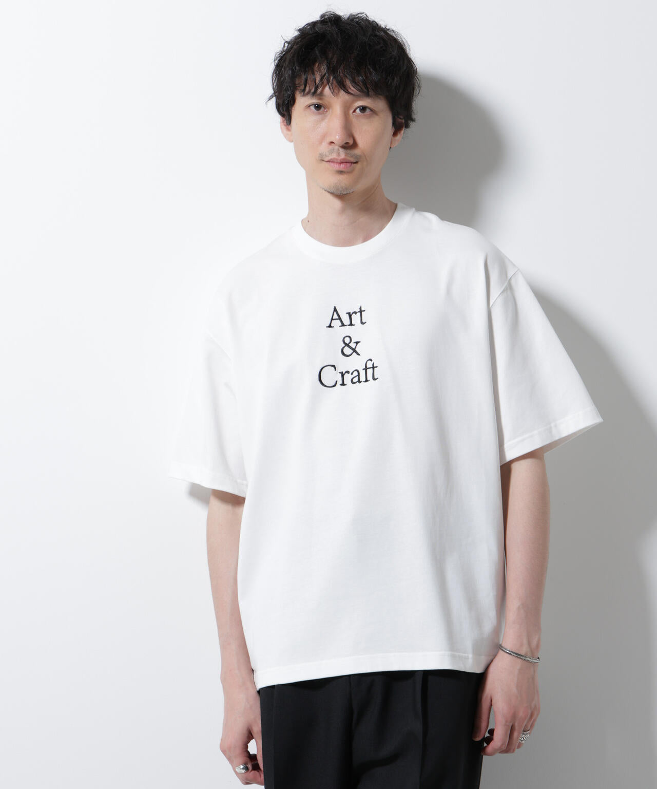 「Art & Craft」エディトリアル 刺繍Tシャツ