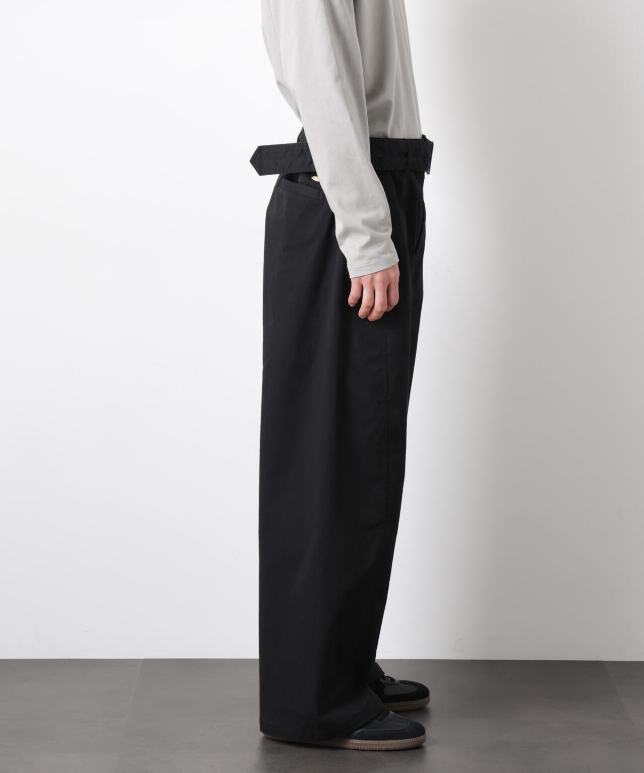 「ASSEMBLANC」ベルテッド3Dパンツ