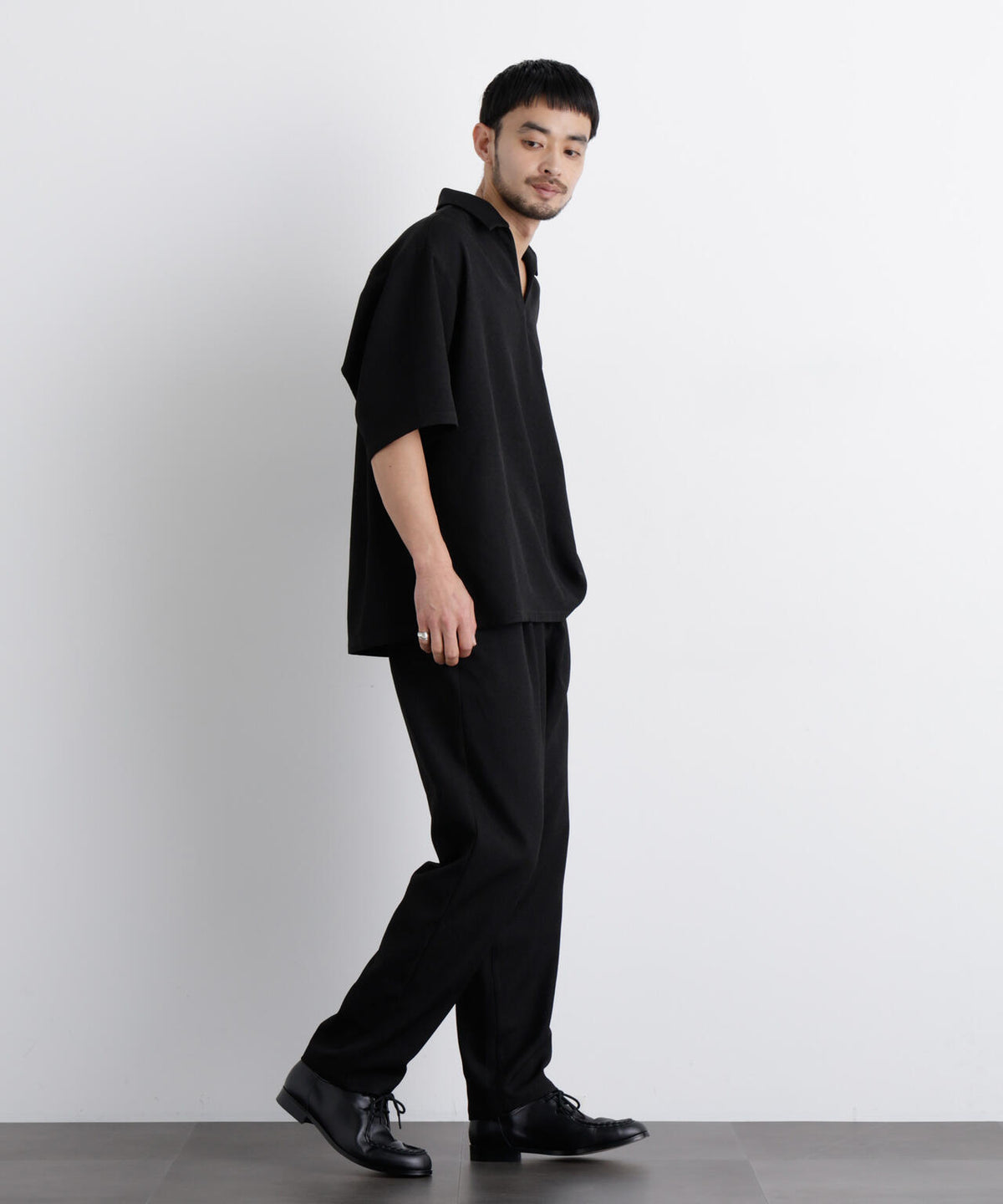 「Meaningful Continuity」coveross(R) EOS ポリエステルブッチャーリラックスワイドパンツ