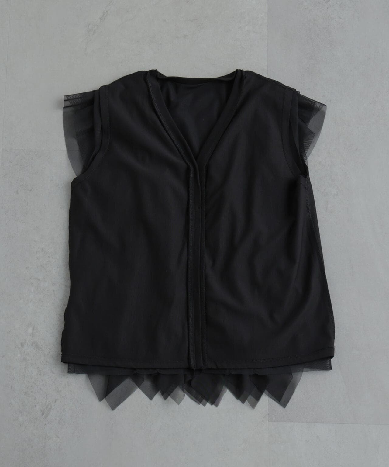 Vネックチュール×カットトップス