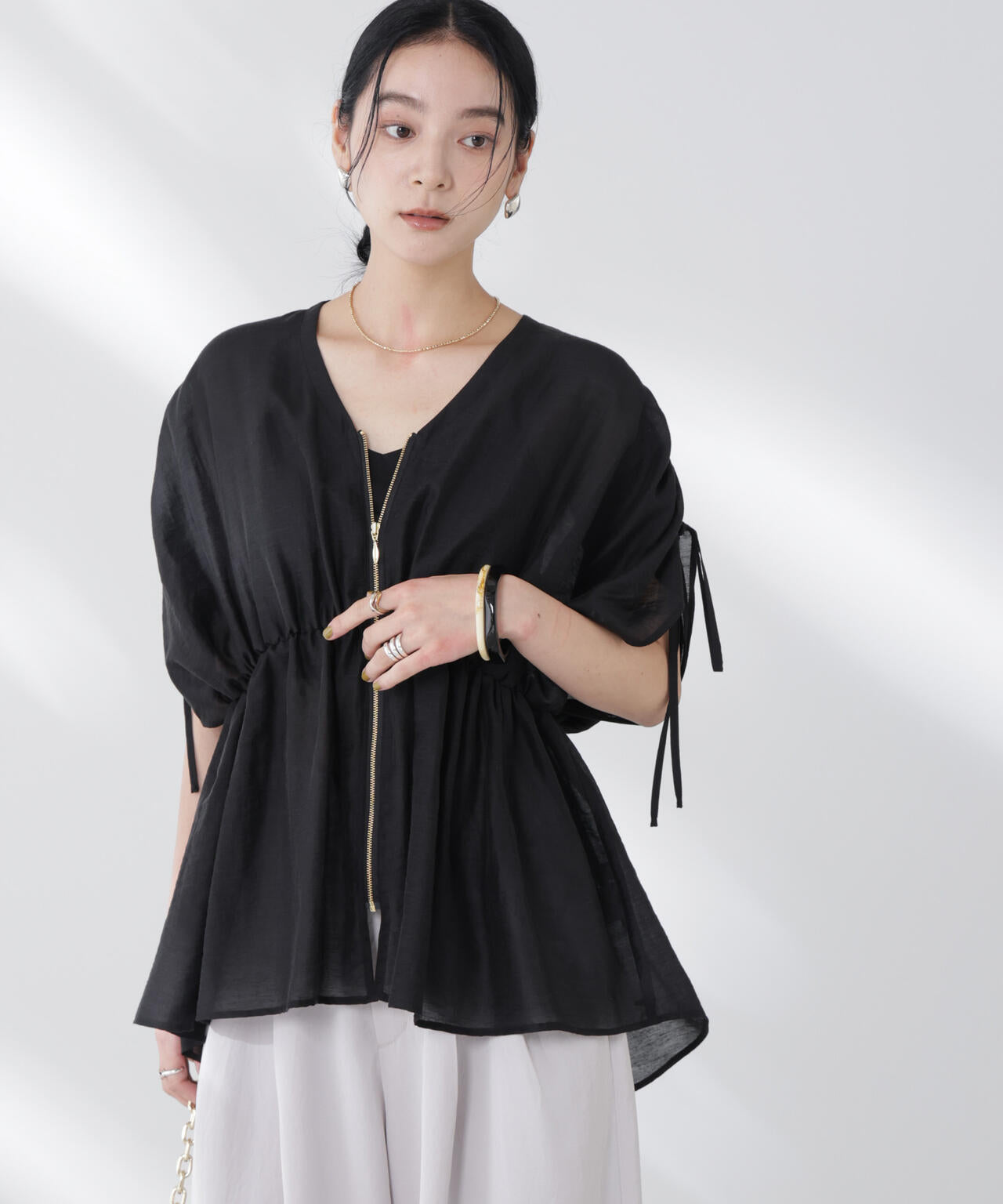 リネン混シアーギャザージップブラウス