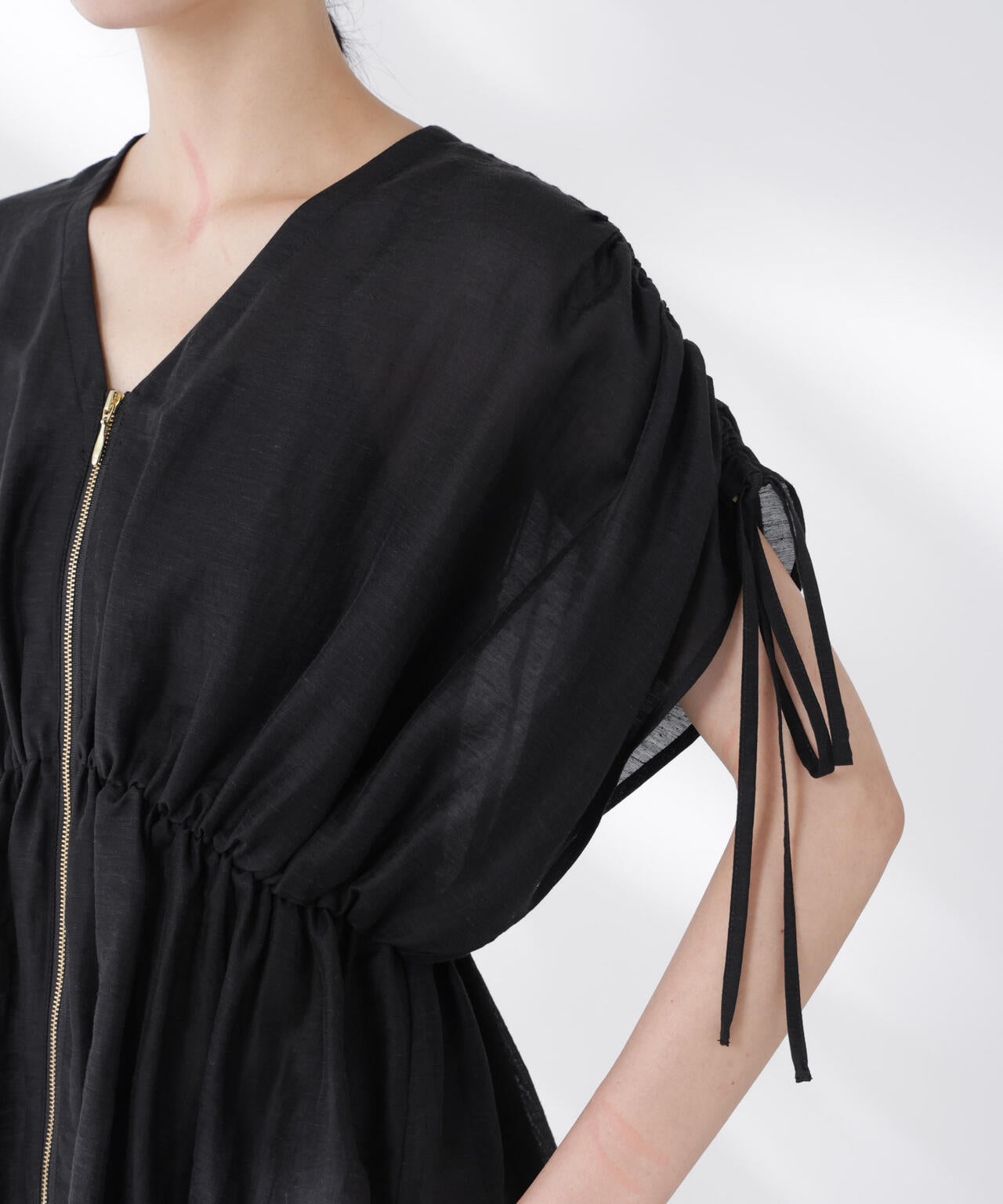 リネン混シアーギャザージップブラウス