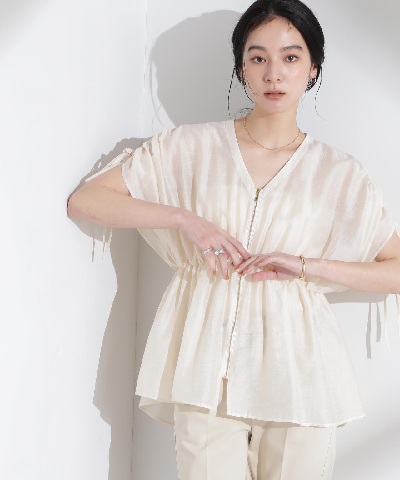 リネン混シアーギャザージップブラウス