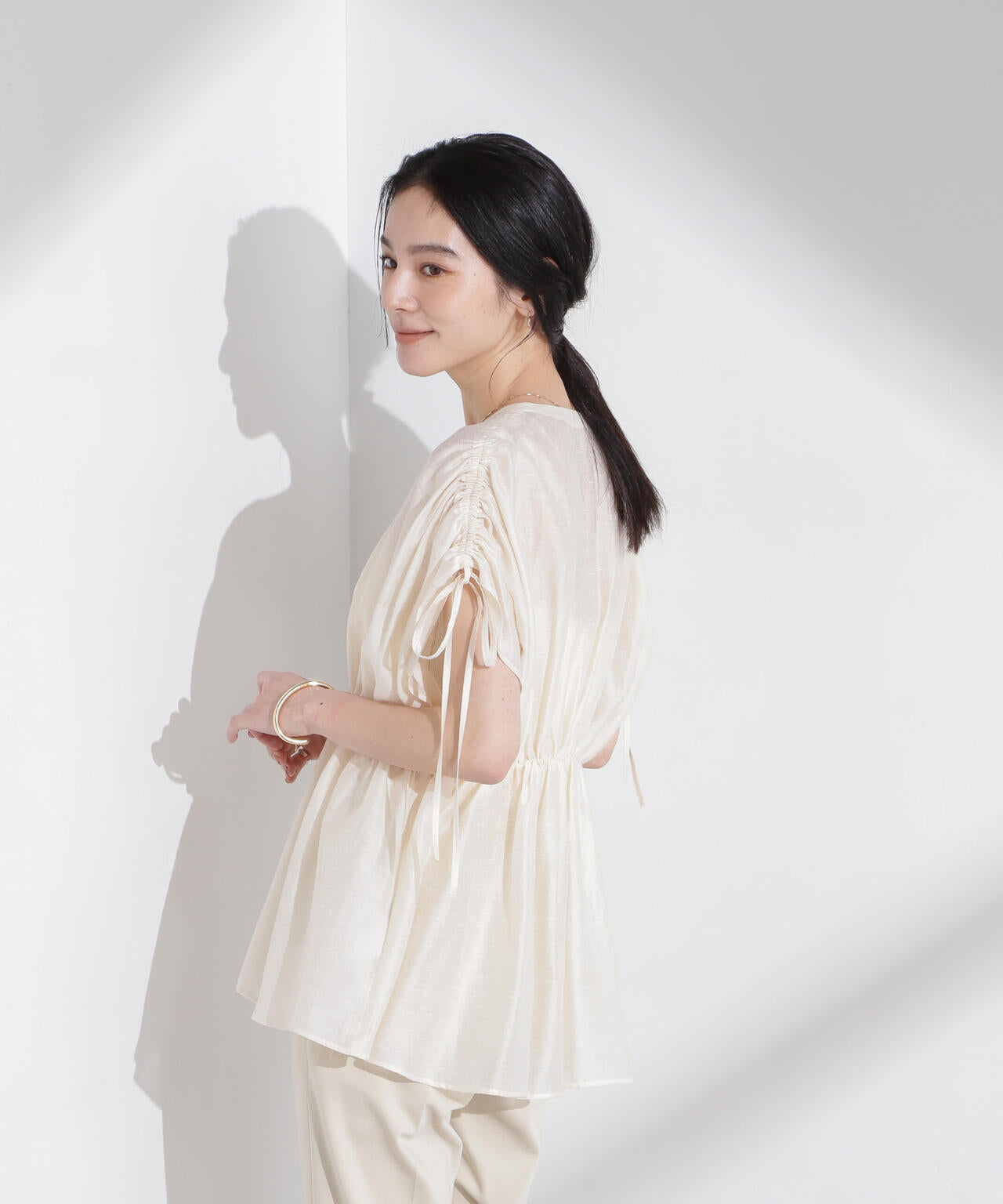 リネン混シアーギャザージップブラウス