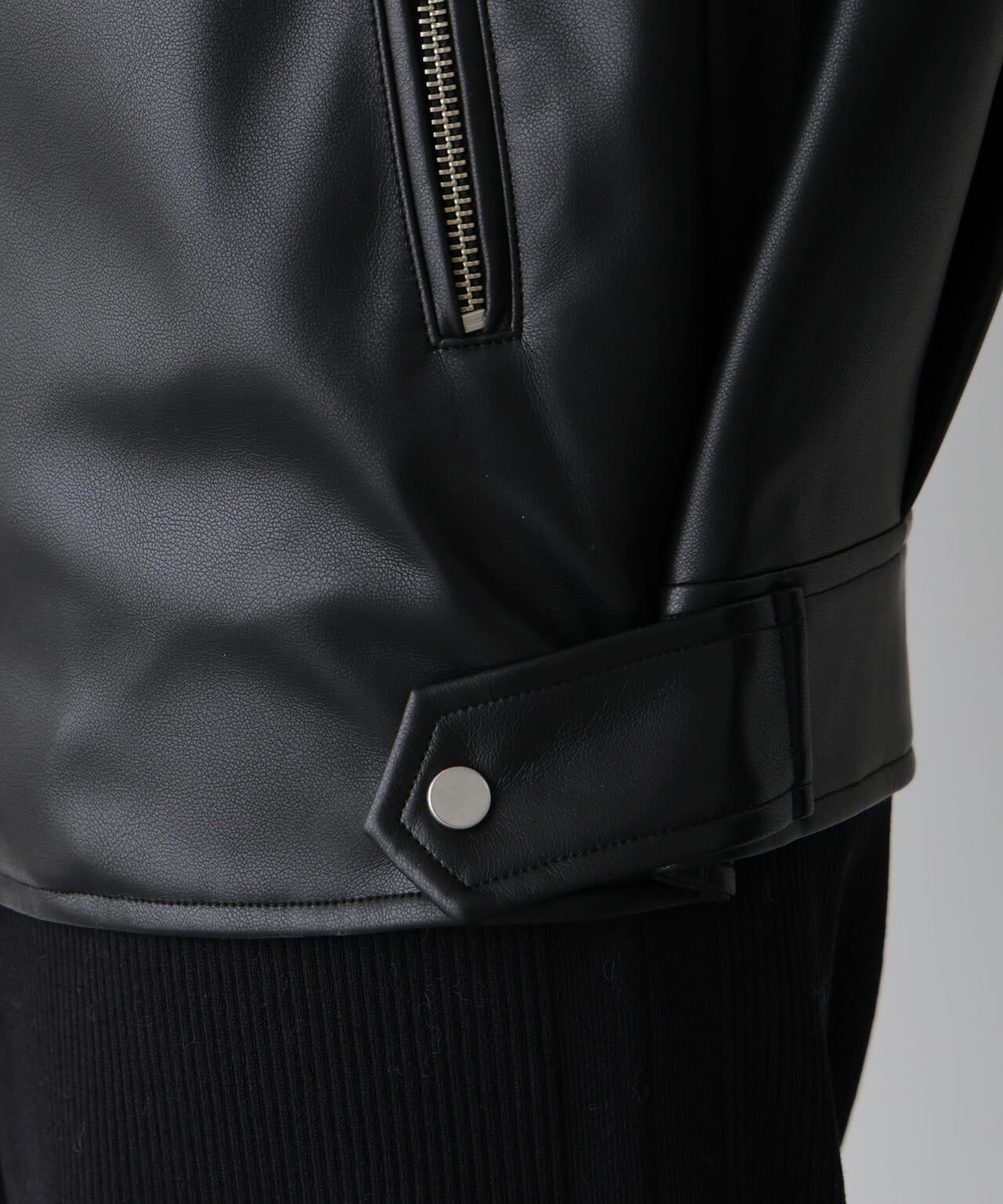 「STEVELOUR」スタンドフェイクレザージップブルゾン