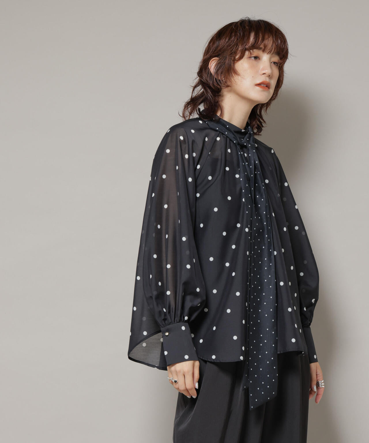 ランダムドットボータイ付きブラウス