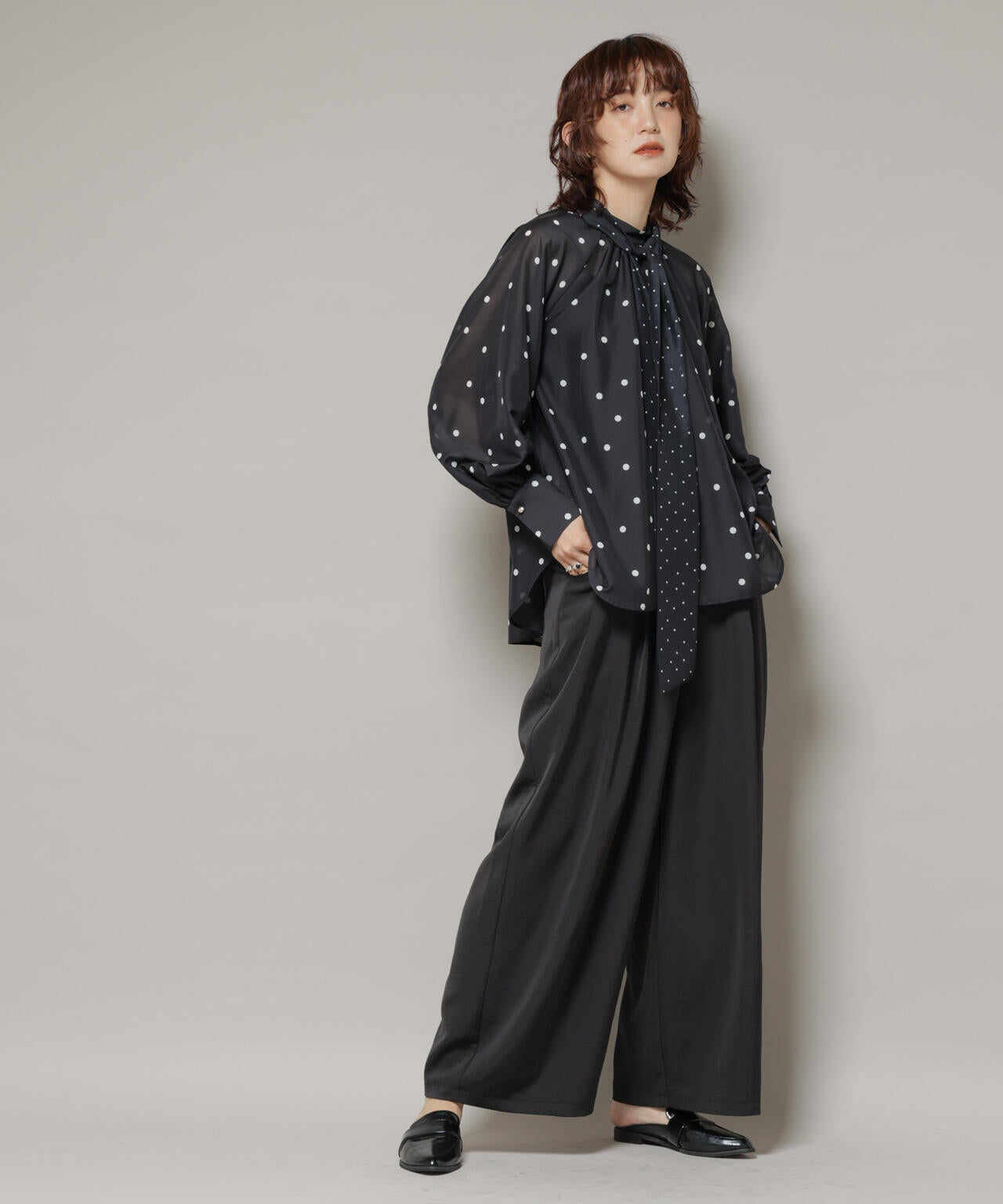 ランダムドットボータイ付きブラウス