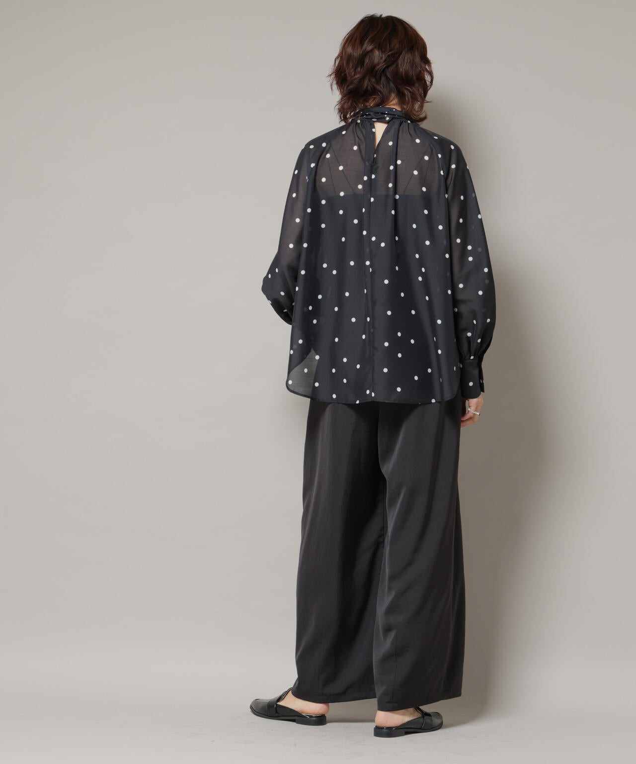 ランダムドットボータイ付きブラウス
