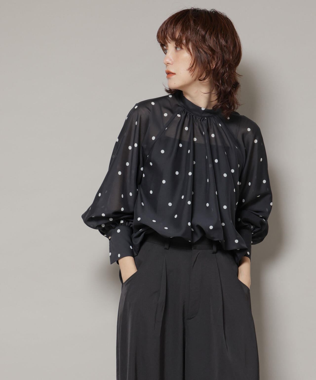 ランダムドットボータイ付きブラウス