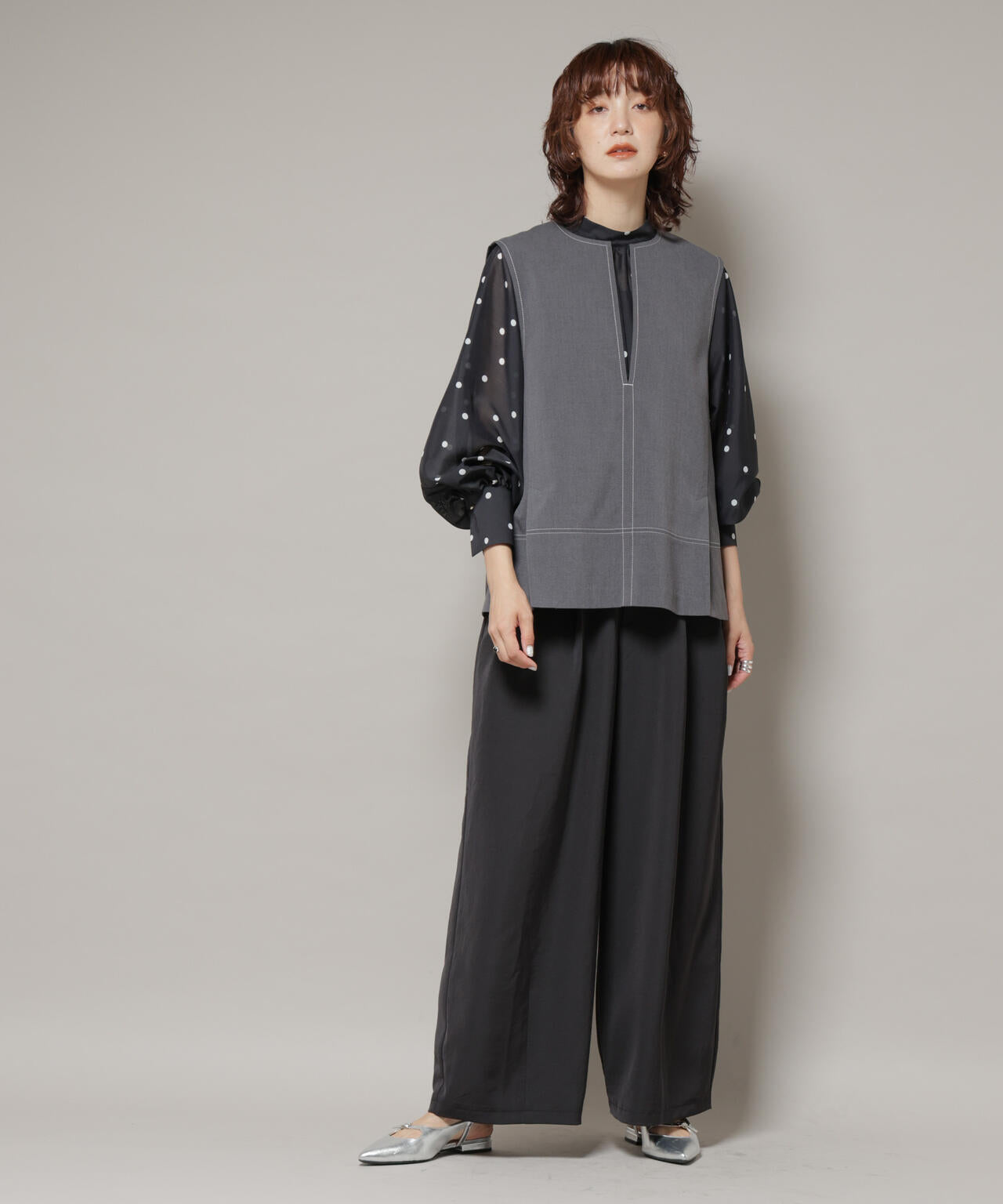 ランダムドットボータイ付きブラウス