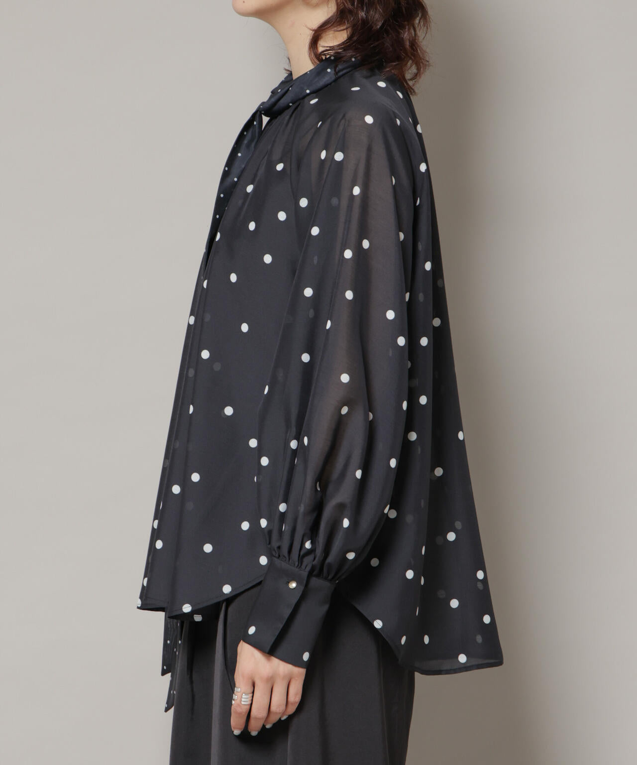 ランダムドットボータイ付きブラウス