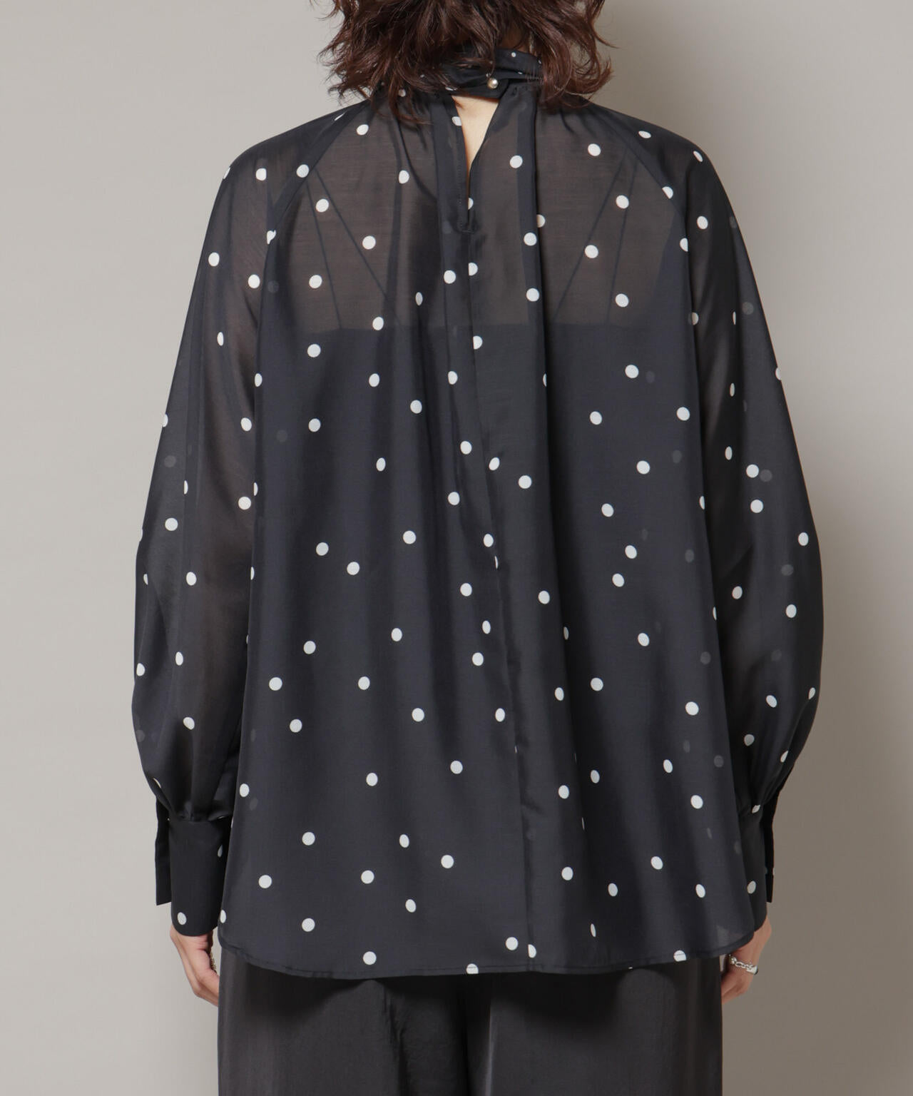 ランダムドットボータイ付きブラウス